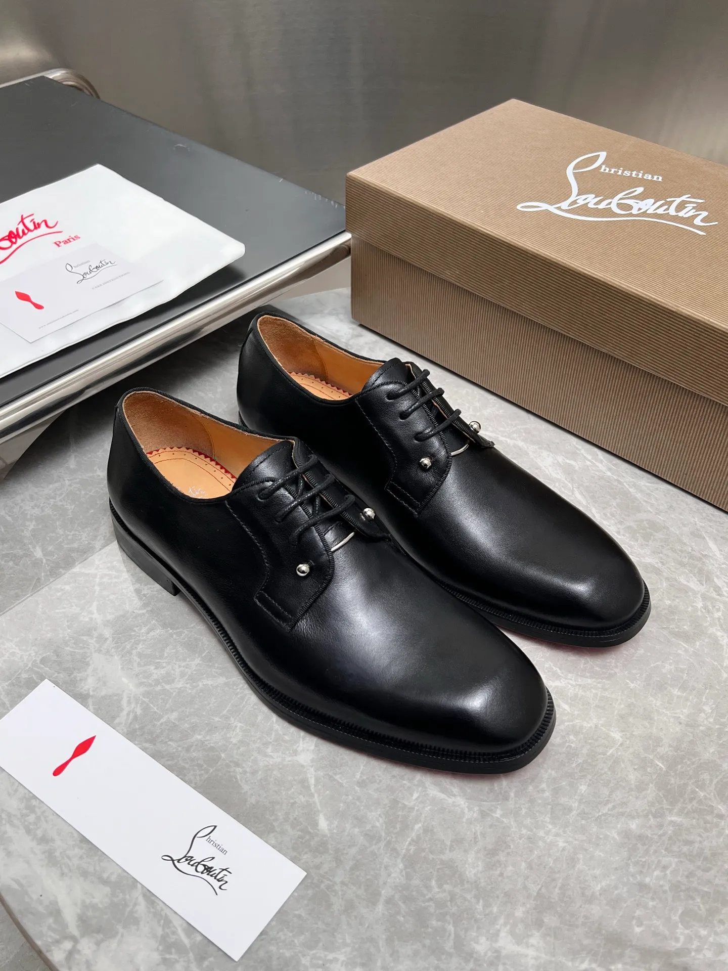 [CL red sole] Top P: 900💰 Number of yards: 39~44 (38.4546. Customized, non-refundable) CL new men's formal shoes Loaf leather shoes Christia* Loubouti* red sole shoes The red sole is luxurious and elegant, reshaping the style boundary of casual formal wear. It is extremely innovative in material selection, and creates a rich visual and tactile experience through the collision of different materials! Made of top-grade calfskin/glossy patent leather/spliced ​​technical fabric in contrasting colors. The upper is stitched by hand with fine and even stitching. It is based on the square-toe loafer shoe shape, with neat and elegant lines, which fits the toughness of men's wear. The upper is embellished with metal rivets, injecting individual details into classic loafers, breaking the mediocrity of casual shoes, and giving a concrete expression of "low-key luxury". From the original color/red cowhide lining inside the shoe to the instantly recognizable red sole, the "red sole" is not only the brand's visual identity, but also a "luxury codeword" when walking. The red sole exposed inadvertently conveys taste and identity instantly. From the innovative splicing of materials, to the personalized fusion of design, to the ingenious inheritance of craftsmanship, the Christian Louboutin men's loafer series is not only a pair of casual shoes, but also a "yuppie style" dressing weapon for men. Whether it is a casual business meeting or a casual look for daily travel, it can help you become a unique and stylish man in every occasion with its "red Loaf" attitude.